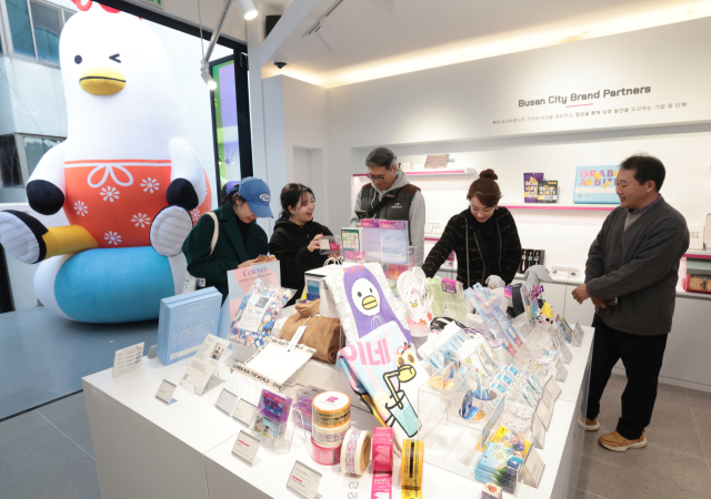 부산을 알리는 도시 브랜드 전문 편집숍 ‘Big Shop(Busan is good Shop, 부산 브랜드숍)’이 25일 중구 광복로에 문을 열었다. 정대현 기자 jhyun@