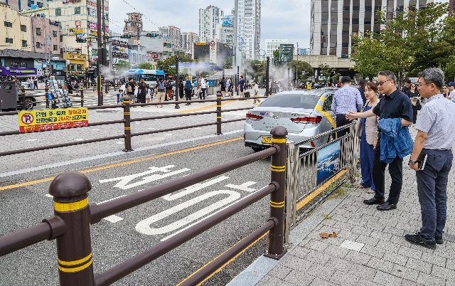 도시 부산의 첫인상을 결정짓는 부산역이 중앙대로를 사이에 두고 도시 디자인 차원에서 단절되어 있다는 지적이 나온다. 북항에서 부산역, 맞은편 차이나타운의 도시 디자인이 단절되어 있어 이를 연결할 필요가 있다. 부산역 앞 도로 펜스가 각기 다른 소재로 되어 있고 디자인 요소를 고려하지 않은 경고문 설치로 무질서한 인상을 준다. 김종진 기자 kjj1761@