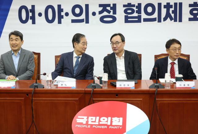 한덕수 국무총리(왼쪽 두번째부터)와 이진우 대한의학회장, 이종태 KAMC 이사장이 17일 국회에서 열린 '여야의정 협의체' 회의에 참석, 시작 전 대화를 하고 있다. 연합뉴스