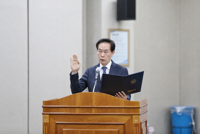 부산도시공사 신임 사장으로 내정된 신창호 후보자가 지난달 22일 진행된 인사청문회에서 선서를 하고 있다. 부산시의회 제공