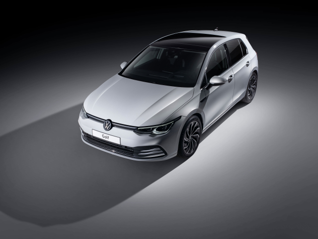 폭스바겐의 해치백 모델 '골프'가 '해치백의 무덤'이라 불리는 한국시장에서 지난 2005년 국내 출시 이래 5만 대가 판매되며 인기를 끌고 있다. 8세대 '골프 2.0 TDI' 주행모습. 폭스바겐코리아 제공