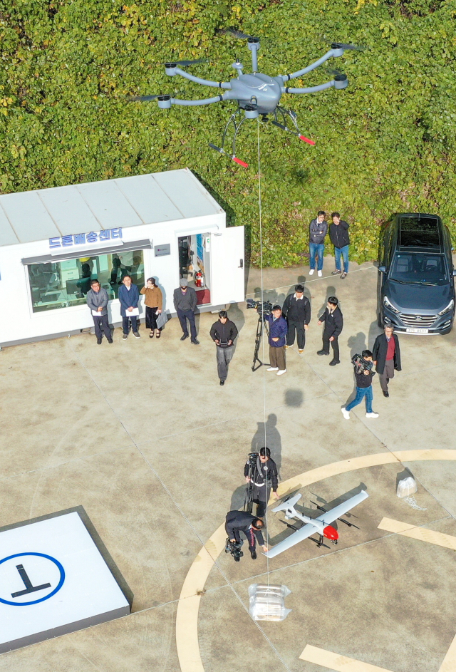 26일 부산 영도구 한국해양대 드론 배송 거점센터에서 국내 첫 K-드론 배송 표준안을 적용한 항만 드론 배송 서비스를 시연하고 있다. 김종진 기자 kjj1761@