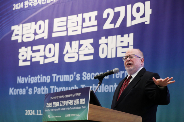 도널드 트럼프 미국 대통령 당선인이 멕시코, 캐나다, 중국 등 미국 3대 수입국에 대한 새 관세 도입을 공식 발표하면서 부울경 지역 기업들이 대응책 마련에 분주하다. 26일 서울에서 열린 2024 한경협-피터슨국제경제연구소 공동 콘퍼런스에서 기조연술을 하는 아담 포센 소장. 연합뉴스