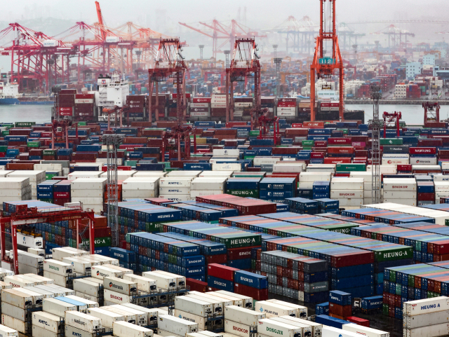 부산항 북항 신선대·감만부두에 수출입 화물이 쌓인 모습. 연합뉴스