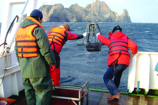 이어도호에 탑승한 한국해양과학기술원 연구원들이 독도 주변 해양 환경을 조사하고 있다. 한국해양과학기술원 제공