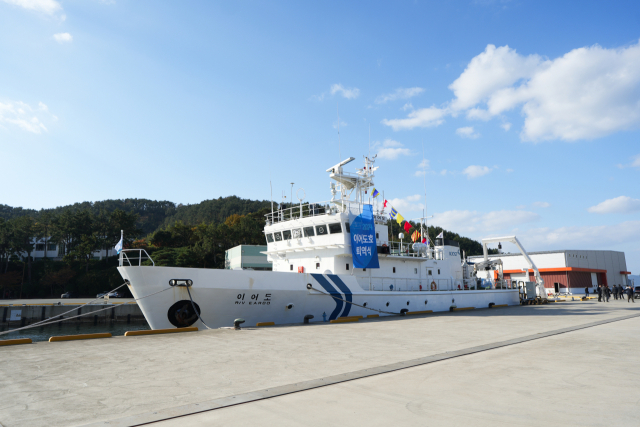 지난 26일 거제시 장목면 부두에서 33년 간 항해를 마치고 퇴역한 이어도호가 정박해 있다. 한국해양과학기술원 제공