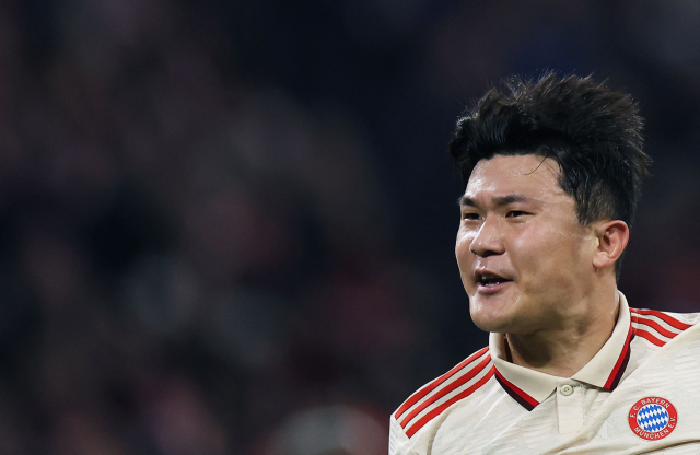 27일 PSG와 경기에서 UCL 데뷔골이자 시즌 2호 골을 넣은 뮌헨의 센터백 김민재. AFP연합뉴스