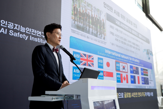 김명주 인공지능안전연구소장이 27일 오전 경기도 성남시 분당구 글로벌R&D센터에서 열린 '인공지능(AI)안전연구소 개소식'에서 '연구소 개소 선언, 비전 및 운영계획 소개' 설명을 하고 있다. 과기정통부 제공