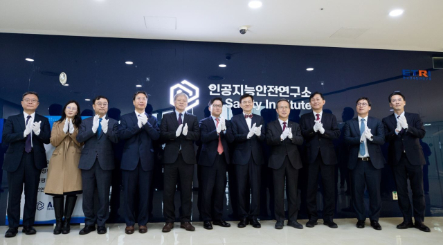 27일 오전 경기도 성남시 분당구 글로벌R&D센터에서 열린 '인공지능(AI)안전연구소 개소식' 에서 주요 참석자들이 기념촬영 하고 있다. (왼쪽 네 번째부터) 최장혁 개인정보보호위원회 부위원장, 염재호 국가인공지능위원회 부위원장, 류광준 과학기술정보통신부 과학기술혁신본부장, 김명주 인공지능안전연구소장. 과기정통부 제공