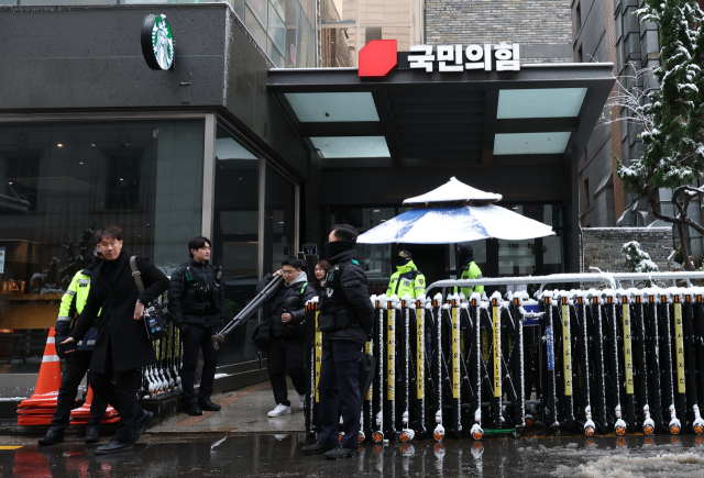 김영선 전 의원과 명태균 씨 관련 '공천 개입' 의혹을 수사 중인 검찰이 27일 국민의힘 당사무실에 대한 압수수색에 나섰다. 사진은 이날 압수수색이 진행 중인 국민의힘 당 사무실의 모습. 연합뉴스