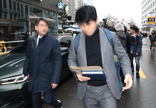 김영선 전 의원과 명태균 씨 관련 '공천 개입' 의혹을 수사 중인 검찰이 27일 국민의힘 당사무실에 대한 압수수색에 나섰다. 이날 검찰 수사관들이 국민의힘 당사를 빠져나가고 있다. 연합뉴스