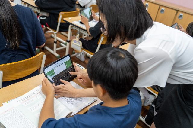 지난 6월 부산 북구 포천초등학교 박성은 교사가 6학년 학생들에게 인공지능(AI) 기술 기반 프로그램을 활용해 국어 수업을 하고 있다. 부산시교육청 제공