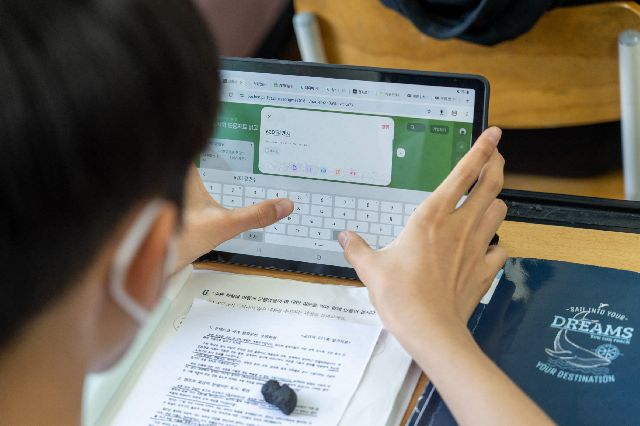 부산 북구 포천초등학교 6학년 한 학생이 태블릿PC를 이용해 국어 수업에 참여하고 있다. 부산시교육청 제공