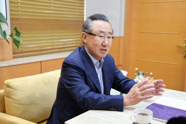 25일 부산 사하구 동성케미컬 본사에서 부산메세나협회 백정호 회장이 인터뷰를 하고 있다. 부산메세나협회 제공