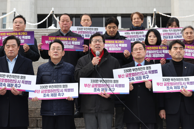 박형준 부산시장이 27일 국회 본청 앞에서 열린 '부산 글로벌허브도시 특별법 제정 촉구 기자회견'에서 발언을 하고 있다. 연합뉴스