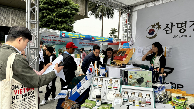 지난 26일(현지시간) 베트남 하노이 박물관에서 베트남 산업통상부와 교민기업 DDM24가 공동주최한 ‘2024 베트남 하노이 전자상거래 연결 및 개발 포럼’ 한국관 홍보부스에서 국내기업 삼명장의 홍삼 제품을 베트남 현지 방문객이 둘러보고 있다. 연합뉴스