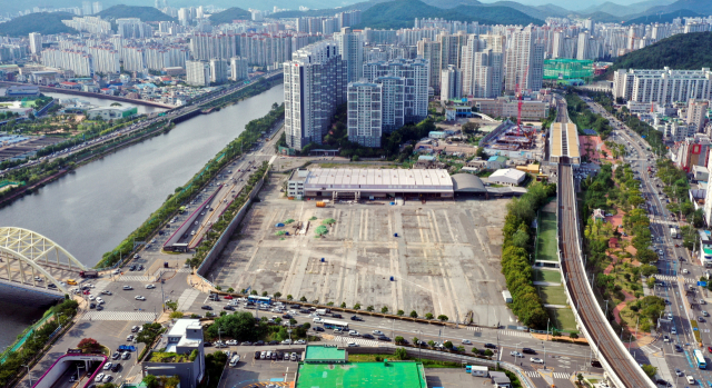 부산 해운대구 재송동 옛 한진 CY 부지에 들어설 ‘르엘 리버파크 센텀’의 분양 일정이 내년 2월로 미뤄졌다. 옛 한진 CY 부지. 정종회 기자 jjh@