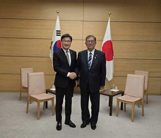 27일 일본 도쿄 총리 관저를 찾은 김대식 의원이 이시바 시게루 총리와 만나 악수를 나누고 있다. 김대식 의원실 제공