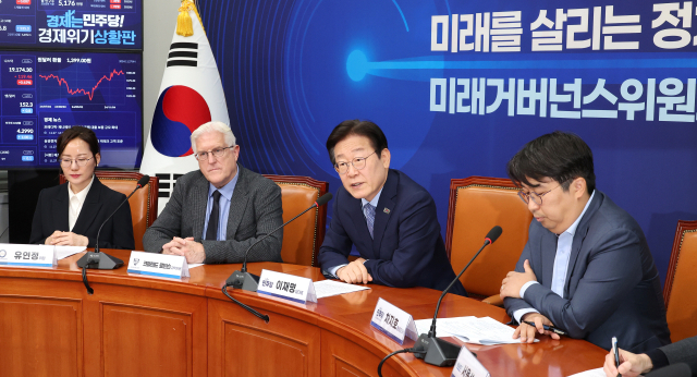 국민의힘 한동훈 대표가 27일 국회에서 당 격차해소특별위원회의 정책토론회에 참석해 발언하고 있다(위). 이날 더불어민주당 이재명 대표는 국회 미래거버넌스위원회 출범식에 참석했다. 연합뉴스