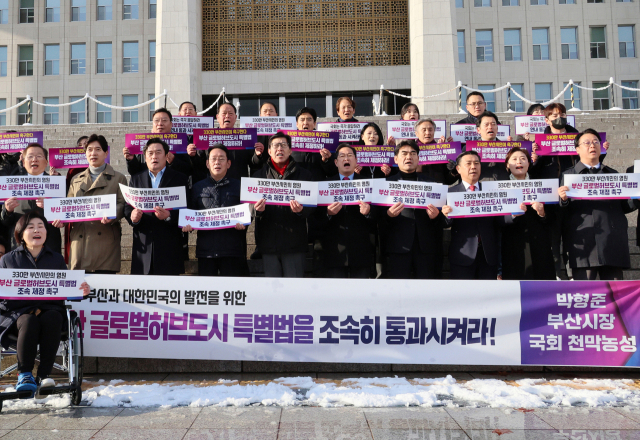 박형준 부산시장과 부산 국회의원 등이 27일 국회 본관 앞에서 열린 ‘부산 글로벌 허브도시 특별법 제정 촉구 기자회견’에서 특별법의 조속한 통과를 촉구하고 있다. 부산시 제공