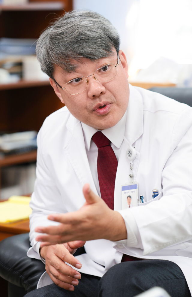 26일 부산 해운대구 해운대백병원에서 김성수 원장이 동부산권 중증질환 전문 센터에 대해 설명하고 있다. 정대현 기자 jhyun@