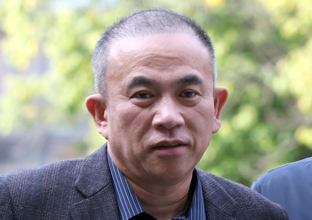 김건희 여사 공천 개입 의혹과 미래한국연구소의 불법 여론조사 의혹 등 사건의 핵심 인물인 명태균 씨가 지난해 11월 14일 경남 창원시 성산구 창원지방법원(창원지법)에 구속 전 피의자 심문(영장실질심사)을 받기 위해 출석하고 있다. 연합뉴스