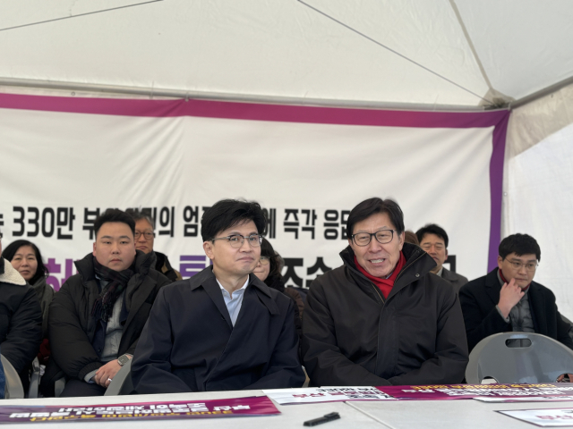 국민의힘 한동훈 대표가 28일 오후 국회 본관 앞에 설치된 부산글로벌허브도시조성특별법 처리 촉구 천막농성장을 찾은 모습. 부산시 제공