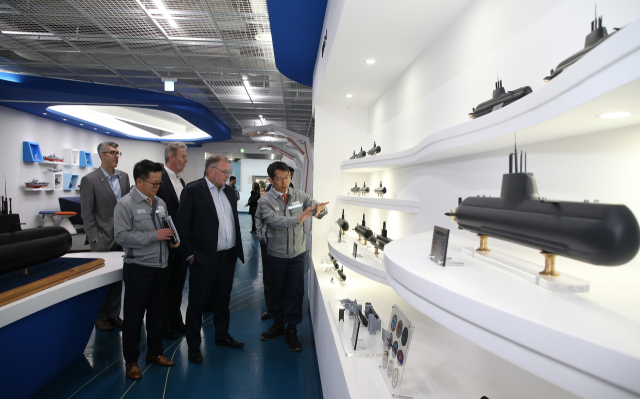 밥콕 인터내셔널 그룹의 데이비드 락우드 총괄 회장 일행이 한화오션 거제사업장을 방문해 한화오션 정승균 특수선해외사업단장으로부터 장보고-III 잠수함 개발 배경에 관한 설명을 듣고 있다. 한화오션 제공