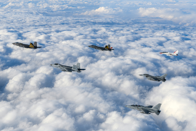 중국과 러시아의 군용기 11대가 29일 한국 방공식별구역(KADIZ·카디즈)에 진입해 군이 대응에 나섰다.방사진은 한국형전투기 KF-21 시제 4호기가 1000소티 비행 임무 수행 완료 후 각각 임무 수행을 마친 시제 2호기(위), 5호기(아래)와 편대비행 중인 모습. 연합뉴스