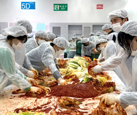 '사랑의 김치나눔 한마당' 행사에서 김치를 버무리는 신라대 학생들. 신라대 제공