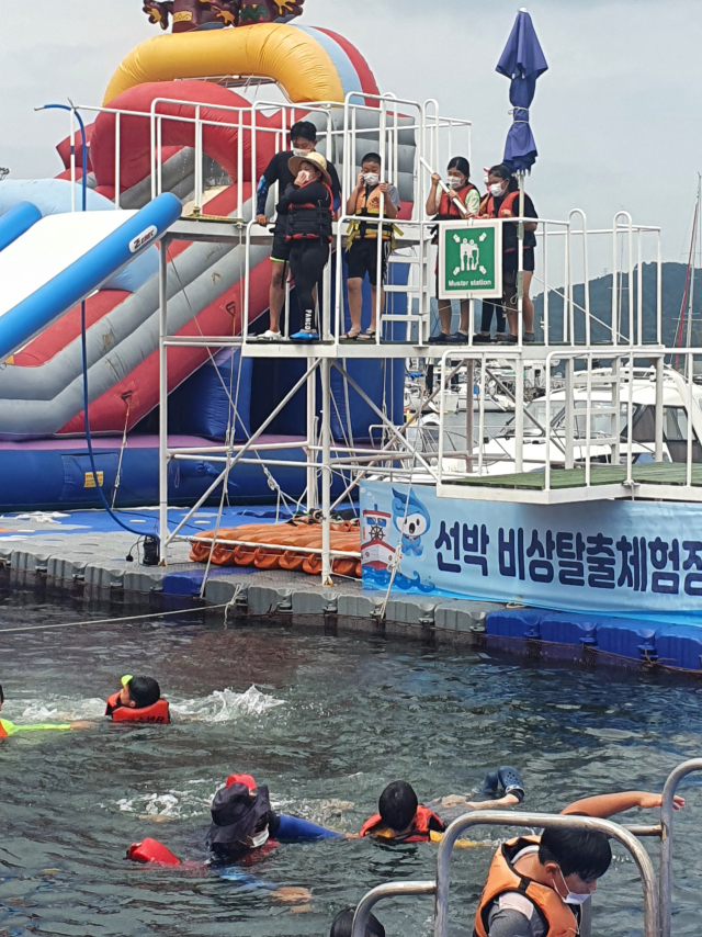 선박 비상탈출체험 교육 모습. 부산일보DB
