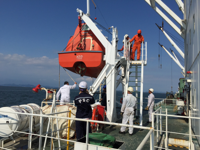 선박 구명정 점검 모습. KOMSA 제공