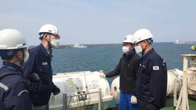 카페리 화물선 안전 점검 모습. KOMSA 제공
