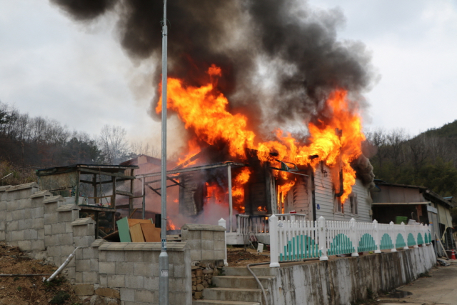 2020년 3월께 경남 의령군 대의면 한 단독주택에서 화재가 발생해 불길이 치솟고 있다. 소방당국은 집주인이 화목보일러를 땐 뒤 한쪽에 놓아둔 숯덩이에서 불이 시작돼 주변으로 옮겨 붙은 것으로 봤다. 경남소방본부 제공