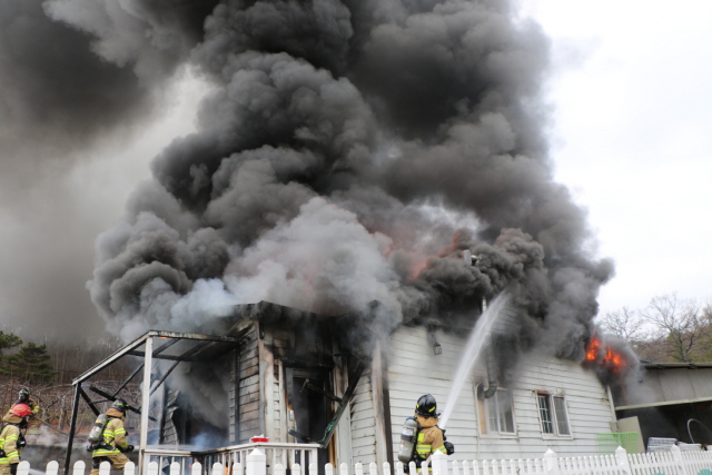 경남소방본부 소속 소방관들이 2020년 3월께 경남 의령군 대의면 한 단독주택에서 발생한 화재를 진압하고 있다. 소방당국은 집주인이 화목보일러를 땐 뒤 한쪽에 놓아둔 숯덩이에서 불이 시작돼 주변으로 옮겨 붙은 것으로 봤다. 경남소방본부 제공