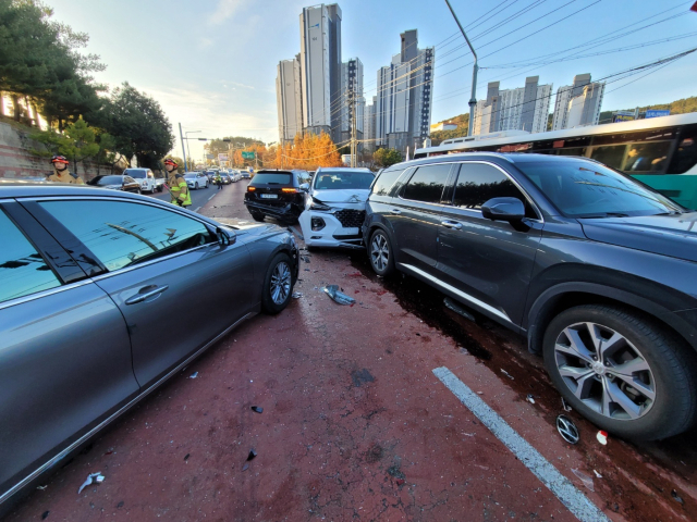 3일 오전 7시 40분께 통영시 광도면 농업기술센터 입구 삼거리 고성방면 편도 2차로에서 차량 14대가 잇따라 추돌했다. 통영소방서 제공