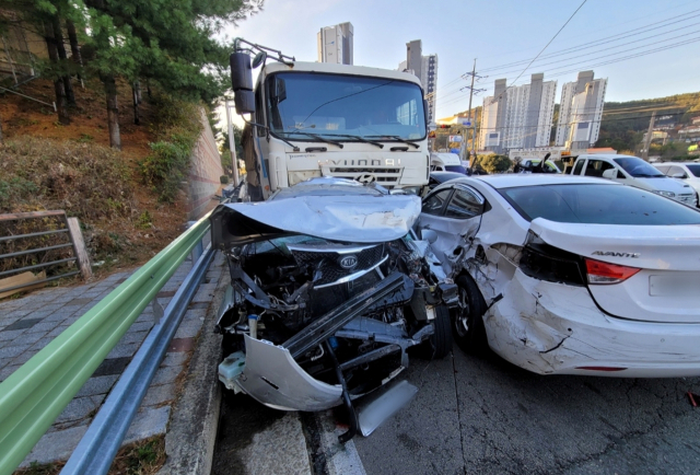 3일 오전 7시 40분께 통영시 광도면 농업기술센터 입구 삼거리 고성방면 편도 2차로에서 차량 14대가 잇따라 추돌했다. 통영소방서 제공