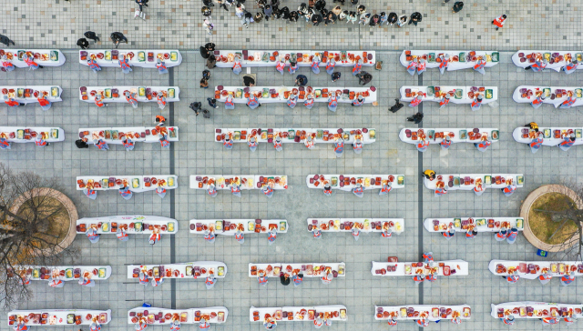 부산지역 롯데 계열사 23곳의 임직원과 시민단체, 자원봉사자 등 150여 명이 3일 오전 부산 동래구 사직야구장 정문광장에서 1만포기 김장나눔에 동참하고 있다.