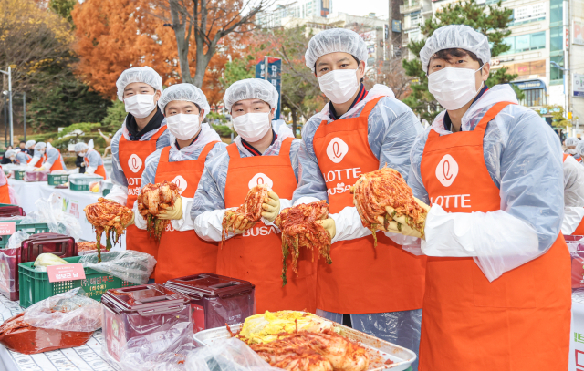 롯데 자이언츠 구승민(오른쪽부터), 김원중, 정보근, 정현수, 박준우가 3일 오전 부산 동래구 사직야구장 광장에서 열린 롯데 사랑나눔 1만포기 김장담그기 행사에서 김장을 담그고 있다.
