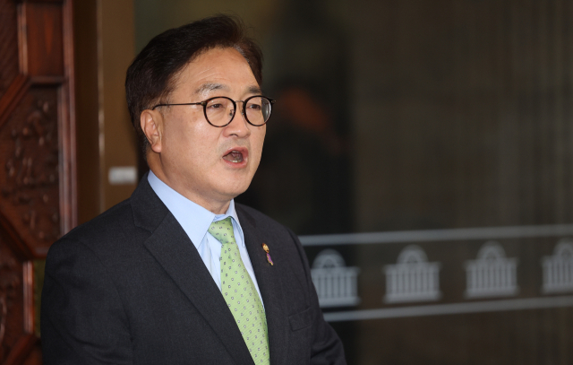 우원식 국회의장이 4일 새벽 국회에서 담화문을 발표하고 있다. 국회는 이날 비상계엄령 해제를 가결했다. 연합뉴스