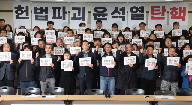 ‘윤석열 계엄 폭거 현 시국 관련 부산시민사회·정당 대표자 비상회의’ 참석자들이 4일 오전 부산 동구 범일동 민주노총 부산지역본부 대강당에서 윤석열 대통령 탄핵을 촉구하고 있다. 정종회 기자 jjh@