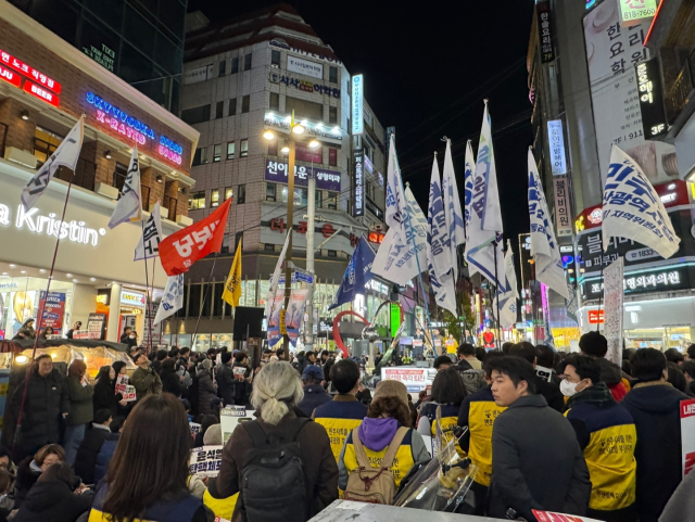 4일 오후 7시 부산 시민들이 부산진구 서면 쥬디스태화 일원 광장에 모여 윤석열 대통령의 퇴진을 요구하는 촛불집회를 열었다. 손희문 기자