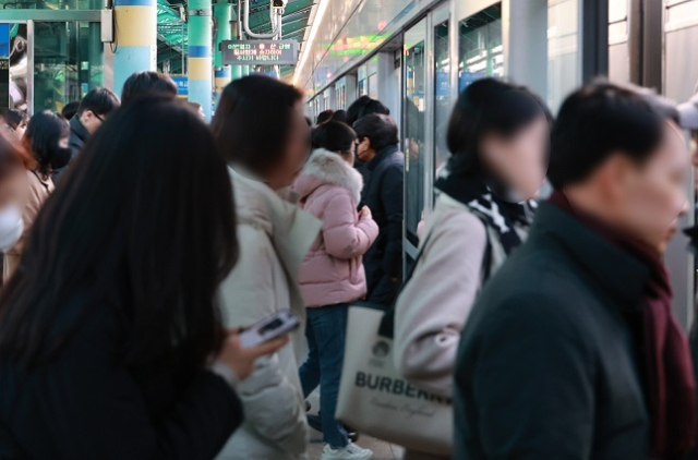 철도노조가 사측과의 임금협상 결렬로 5일 오전 첫 열차 운행부터 무기한 총파업에 돌입했다. 사진은 5일 오전 광역전철이 운행되는 인천 부평역 모습. 연합뉴스