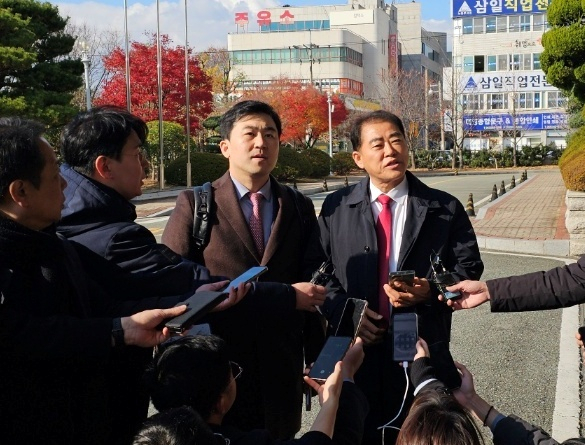 명태균 변호인단이 5일 오후 창원지검 앞에서 취재진을 만나 명 씨의 옥중 서신을 밝히고 있다. 강대한 기자