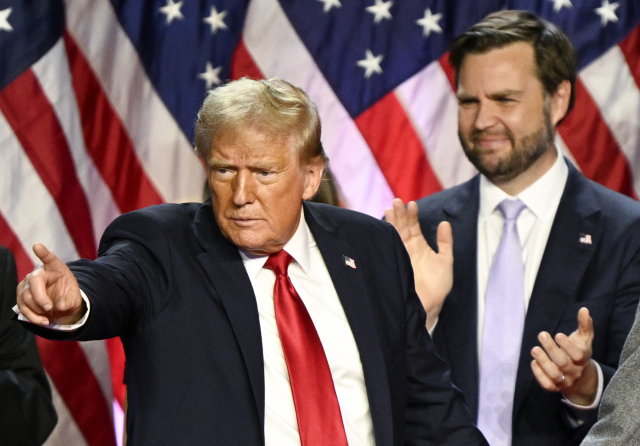 지난달 미국 플로리다에서 열린 도널드 트럼프 당선인의 파티에서 당선인과 부통령 후보인 JD 밴스가 함께 무대에 서있다. UPI연합뉴스