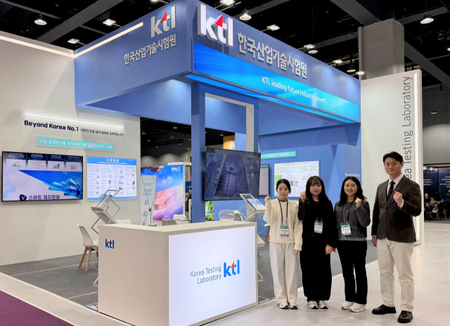 ‘2024 순환경제 페스티벌’ KTL 전시 부스 앞에서 KTL 직원들이 기념 촬영을 하고 있다. KTL 제공