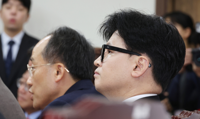 국민의힘 한동훈 대표(오른쪽)가 지난 5일 오전 국회에서 열린 최고위원회의에서 추경호 원내대표의 발언을 듣고 있다. 연합뉴스