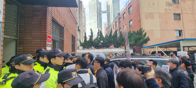 국민의힘 부산시당사 앞에서 시민단체와 경찰이 대치하는 모습. 김준현 기자 joon@