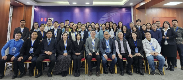 5~6일 이틀간 개최된 ‘희소금속 탐사 및 제련 역량 강화 몽골 현지 연수’에 참가한 몽골 산업광물자원부 공무원 등 유관기관 관계자 40여 명이 기념 촬영을 하고 있다. 광해광업공단 제공