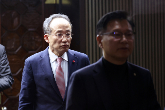 2024년 12월 6일 당시 국민의힘 추경호 원내대표가 서울 여의도 국회에서 의원총회가 정회된 뒤 굳은 표정으로 나오고 있다. 연합뉴스